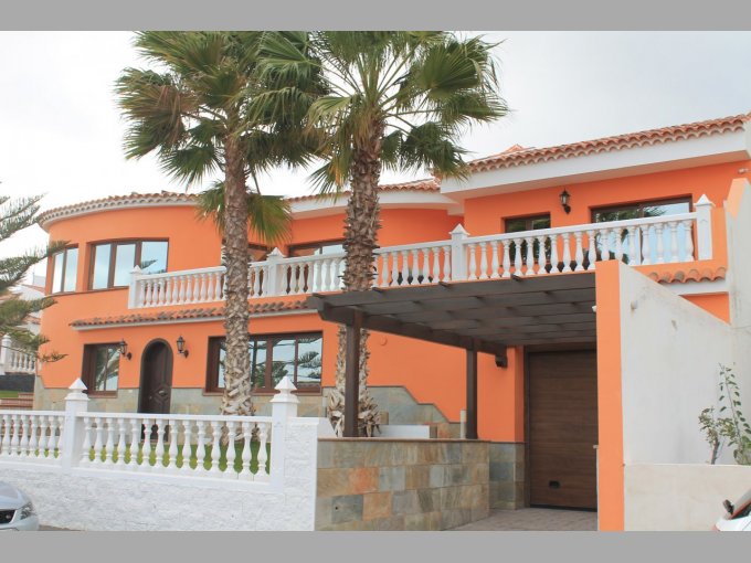 Villa for sale in San Isidro, Tenerife property, V05845