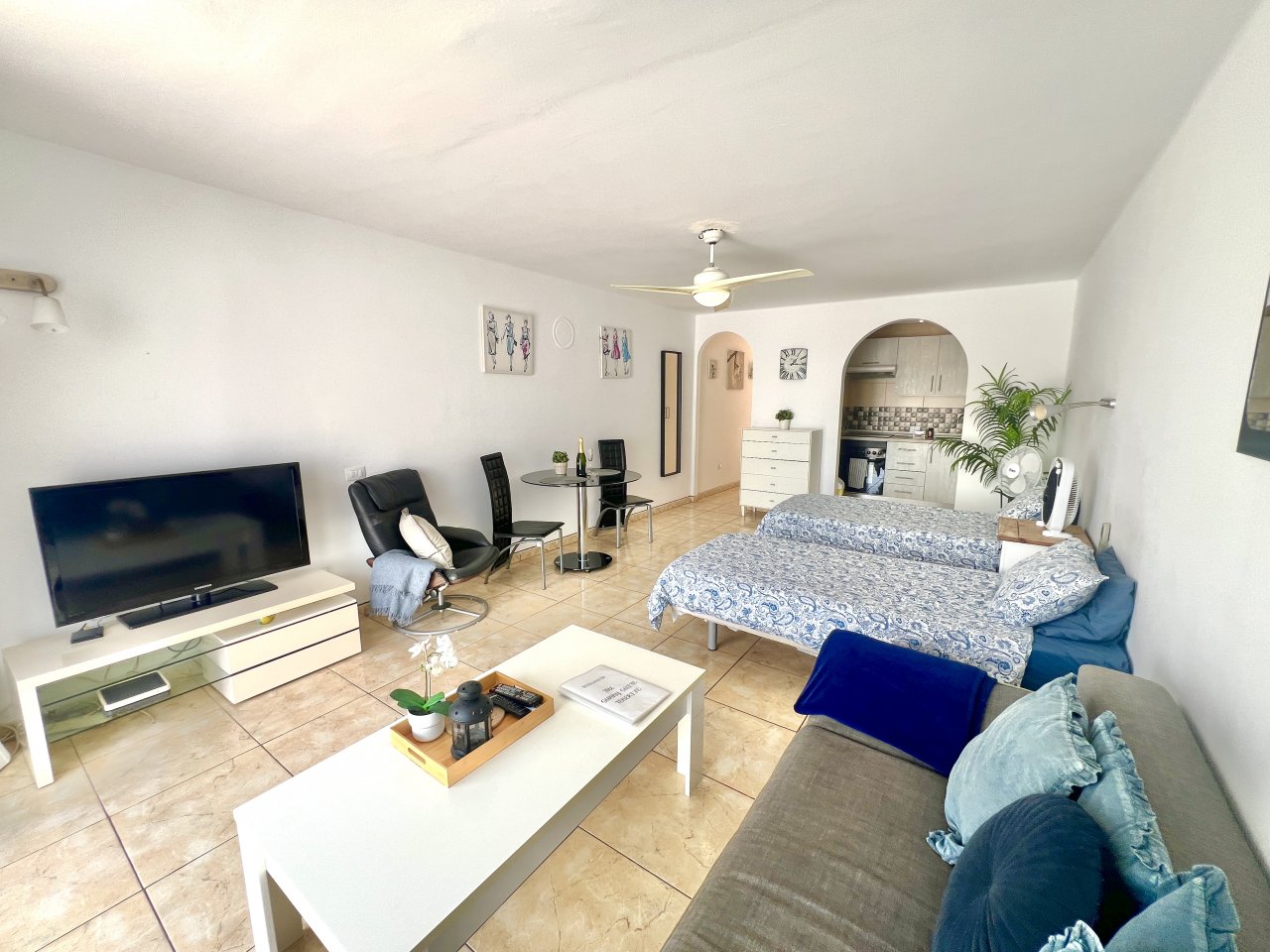 Apartment in Playa de las Americas - Image 2