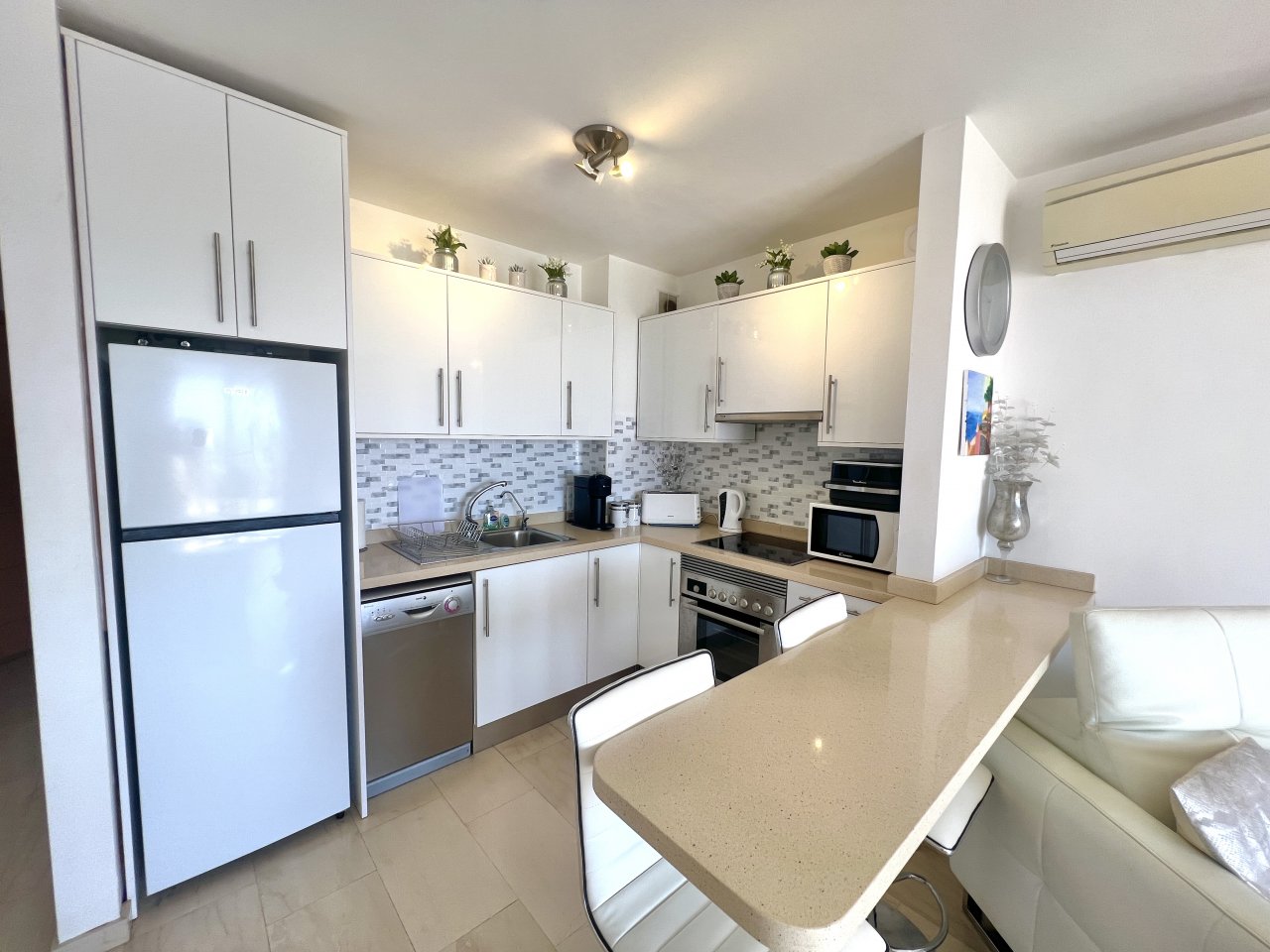 Apartment in La Caleta - Image 4